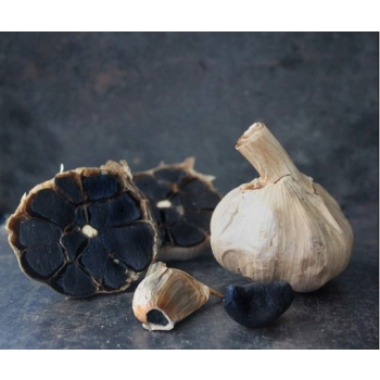 Czarny czosnek – właściwości, działanie i dlaczego warto go jeść?